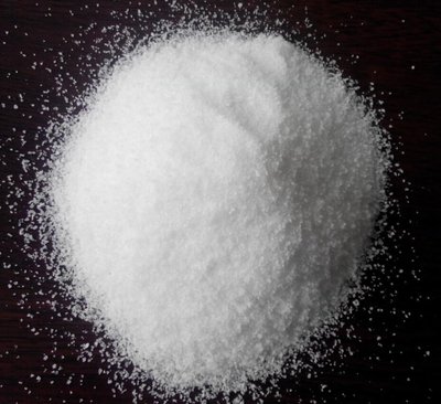 阳离子聚丙烯酰胺外观为白色粉末或颗粒状,离子度从5%到80%水溶解性好,能以任意比例溶解于水且不溶于有机溶剂。CPAM呈高聚合物电解质的特性,适用于带阴电荷及富含有机物的废水处理。 阳离子聚丙烯酰胺 一、产品介绍 阳离子聚丙烯酰胺CPAM是线型高分子化合物,由于它具有多种活泼的基团,可与许多物质亲和、吸附形成氢键。主要是絮凝带负电荷的胶体,具有除浊、脱色、吸附、粘合等功能,适用于染色、造纸、食品、建筑、冶金、选矿、煤粉、油田、水产加工与发酵等行业有机胶体含量较高的废水处理,特别适用于城市污水、城市污泥、造纸污泥及其它工业污泥的脱水处理。 外观:外观为白色粉末或颗粒状 固含量:≥90% 分子量:600-1400万 水不溶物:≤0.5 残余单体:≤0.05% 阳离子度:10-80 % 溶解时间:≤60分钟 二、产品特点: 1、水溶性好,在冷水中也能完全溶解。 2、添加少量阳离子聚丙烯酰胺,即可得到极大的絮凝效果。一般添加0.01~10ppm(0.01~10g/m3),即可充分发挥作用。 3、同时使用阳离子聚丙烯酰胺和无机絮凝剂(聚合硫酸铁、聚合氯化铝等),可显示出更大的效果。